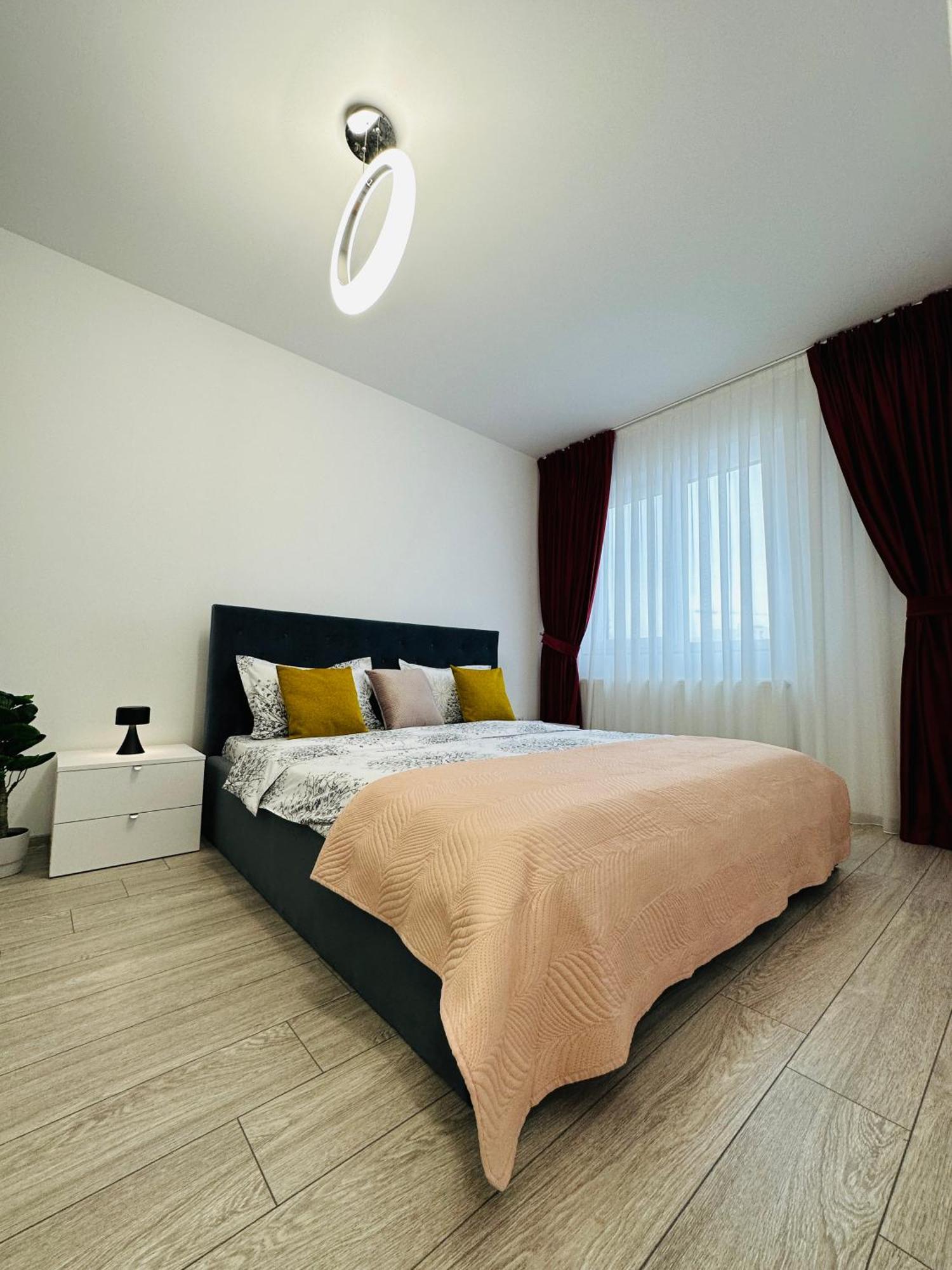 Palas Retreat - Q Residence Iasi Bagian luar foto